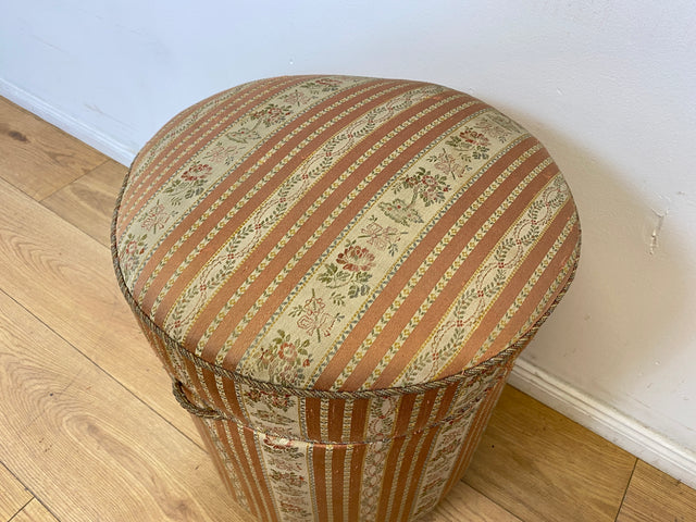 WMK # 1/2 Eleganter antiker Wäschehocker mit großem Staufach und floralem Originalbezug, um 1930 # Hocker Sitzhocker Fußhocker Truhe Taburett Pouf Sitz Sitztruhe Wäschetruhe Chippendale Barock Vintage