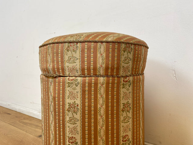 WMK # 1/2 Eleganter antiker Wäschehocker mit großem Staufach und floralem Originalbezug, um 1930 # Hocker Sitzhocker Fußhocker Truhe Taburett Pouf Sitz Sitztruhe Wäschetruhe Chippendale Barock Vintage