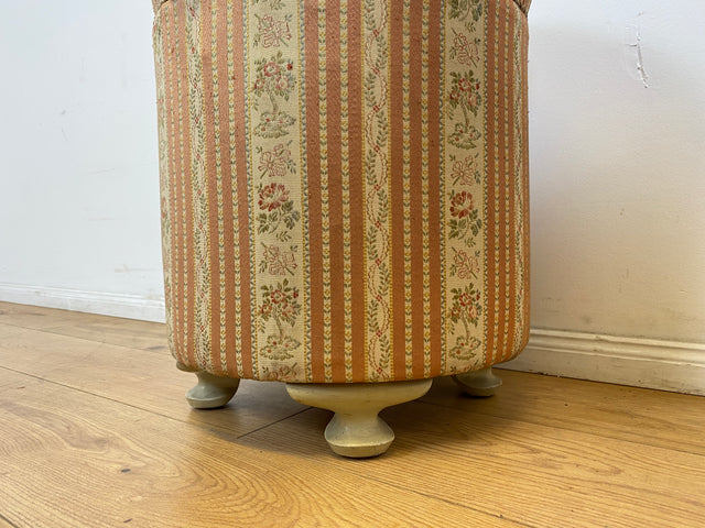 WMK # 1/2 Eleganter antiker Wäschehocker mit großem Staufach und floralem Originalbezug, um 1930 # Hocker Sitzhocker Fußhocker Truhe Taburett Pouf Sitz Sitztruhe Wäschetruhe Chippendale Barock Vintage