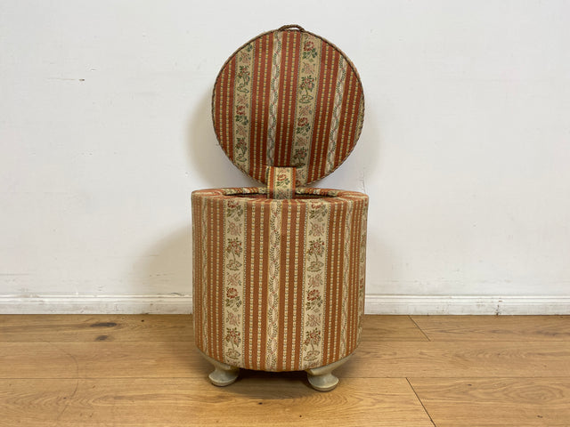 WMK # 1/2 Eleganter antiker Wäschehocker mit großem Staufach und floralem Originalbezug, um 1930 # Hocker Sitzhocker Fußhocker Truhe Taburett Pouf Sitz Sitztruhe Wäschetruhe Chippendale Barock Vintage