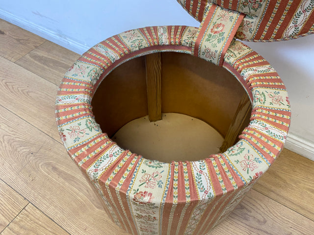 WMK # 1/2 Eleganter antiker Wäschehocker mit großem Staufach und floralem Originalbezug, um 1930 # Hocker Sitzhocker Fußhocker Truhe Taburett Pouf Sitz Sitztruhe Wäschetruhe Chippendale Barock Vintage