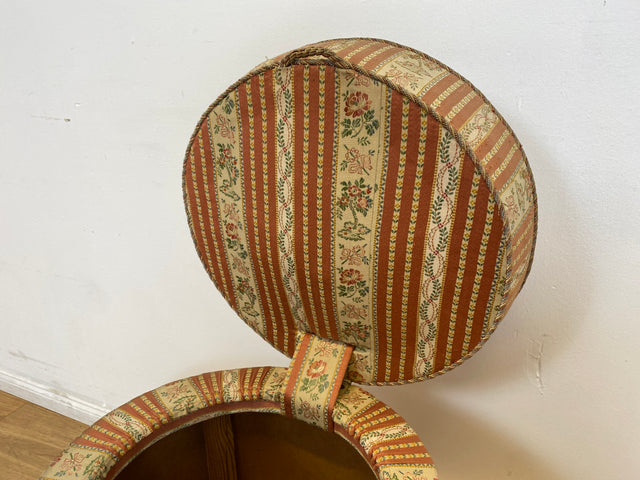 WMK # 1/2 Eleganter antiker Wäschehocker mit großem Staufach und floralem Originalbezug, um 1930 # Hocker Sitzhocker Fußhocker Truhe Taburett Pouf Sitz Sitztruhe Wäschetruhe Chippendale Barock Vintage
