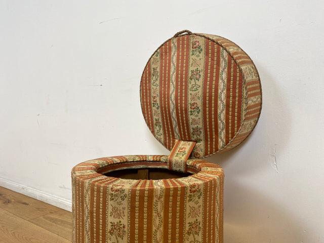 WMK # 1/2 Eleganter antiker Wäschehocker mit großem Staufach und floralem Originalbezug, um 1930 # Hocker Sitzhocker Fußhocker Truhe Taburett Pouf Sitz Sitztruhe Wäschetruhe Chippendale Barock Vintage