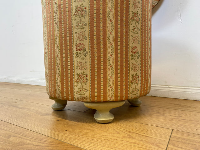 WMK # 1/2 Eleganter antiker Wäschehocker mit großem Staufach und floralem Originalbezug, um 1930 # Hocker Sitzhocker Fußhocker Truhe Taburett Pouf Sitz Sitztruhe Wäschetruhe Chippendale Barock Vintage