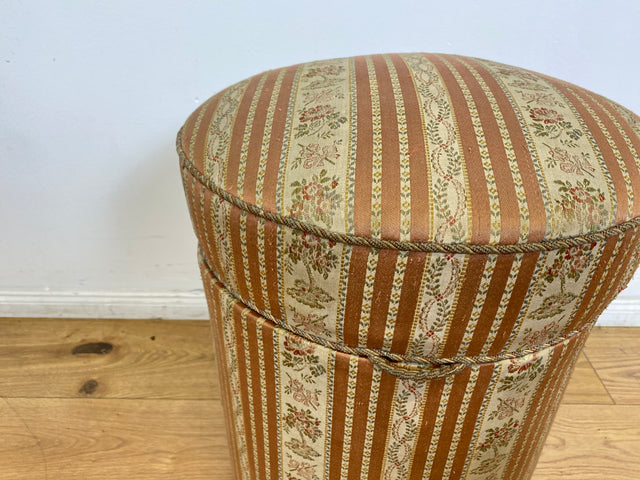 WMK # 1/2 Eleganter antiker Wäschehocker mit großem Staufach und floralem Originalbezug, um 1930 # Hocker Sitzhocker Fußhocker Truhe Taburett Pouf Sitz Sitztruhe Wäschetruhe Chippendale Barock Vintage