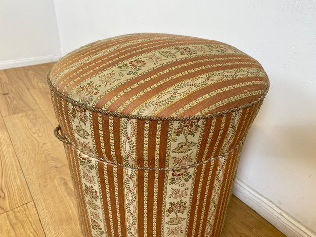WMK # 1/2 Eleganter antiker Wäschehocker mit großem Staufach und floralem Originalbezug, um 1930 # Hocker Sitzhocker Fußhocker Truhe Taburett Pouf Sitz Sitztruhe Wäschetruhe Chippendale Barock Vintage