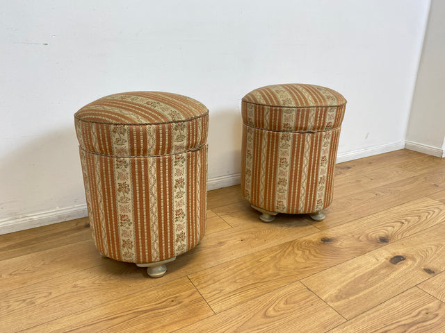 WMK # 1/2 Eleganter antiker Wäschehocker mit großem Staufach und floralem Originalbezug, um 1930 # Hocker Sitzhocker Fußhocker Truhe Taburett Pouf Sitz Sitztruhe Wäschetruhe Chippendale Barock Vintage
