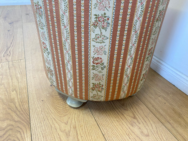 WMK # 1/2 Eleganter antiker Wäschehocker mit großem Staufach und floralem Originalbezug, um 1930 # Hocker Sitzhocker Fußhocker Truhe Taburett Pouf Sitz Sitztruhe Wäschetruhe Chippendale Barock Vintage