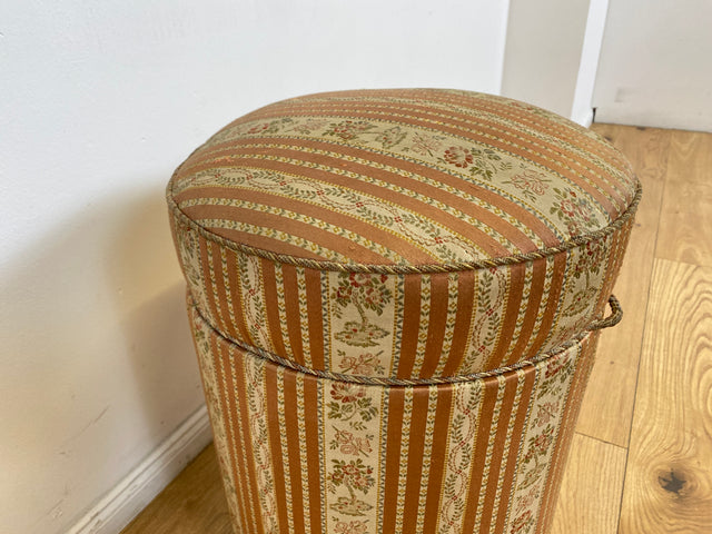 WMK # 1/2 Eleganter antiker Wäschehocker mit großem Staufach und floralem Originalbezug, um 1930 # Hocker Sitzhocker Fußhocker Truhe Taburett Pouf Sitz Sitztruhe Wäschetruhe Chippendale Barock Vintage