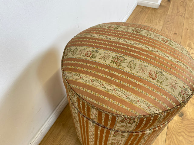 WMK # 1/2 Eleganter antiker Wäschehocker mit großem Staufach und floralem Originalbezug, um 1930 # Hocker Sitzhocker Fußhocker Truhe Taburett Pouf Sitz Sitztruhe Wäschetruhe Chippendale Barock Vintage