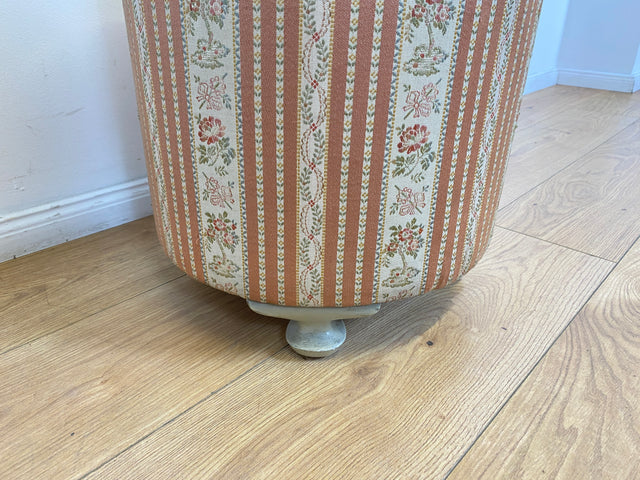 WMK # 1/2 Eleganter antiker Wäschehocker mit großem Staufach und floralem Originalbezug, um 1930 # Hocker Sitzhocker Fußhocker Truhe Taburett Pouf Sitz Sitztruhe Wäschetruhe Chippendale Barock Vintage