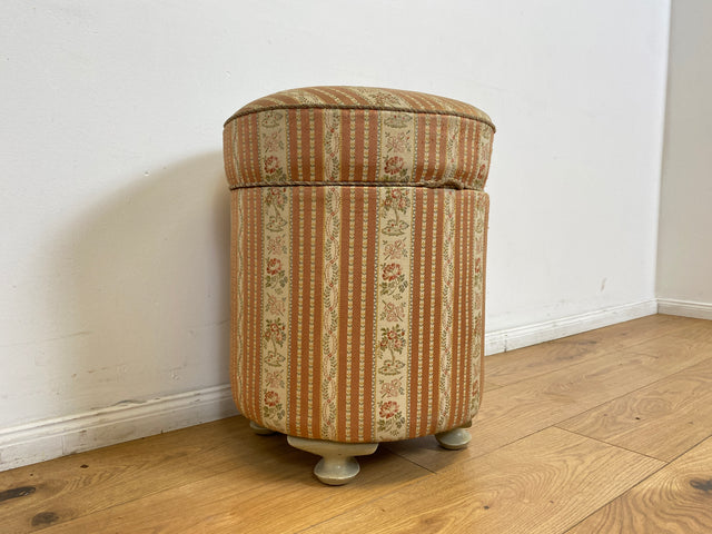 WMK # 1/2 Eleganter antiker Wäschehocker mit großem Staufach und floralem Originalbezug, um 1930 # Hocker Sitzhocker Fußhocker Truhe Taburett Pouf Sitz Sitztruhe Wäschetruhe Chippendale Barock Vintage