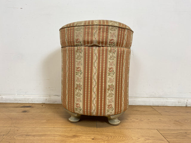 WMK # 1/2 Eleganter antiker Wäschehocker mit großem Staufach und floralem Originalbezug, um 1930 # Hocker Sitzhocker Fußhocker Truhe Taburett Pouf Sitz Sitztruhe Wäschetruhe Chippendale Barock Vintage