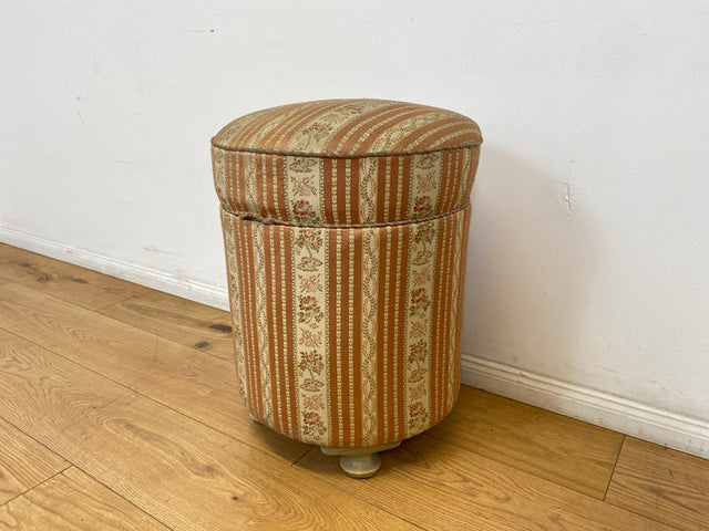 WMK # 1/2 Eleganter antiker Wäschehocker mit großem Staufach und floralem Originalbezug, um 1930 # Hocker Sitzhocker Fußhocker Truhe Taburett Pouf Sitz Sitztruhe Wäschetruhe Chippendale Barock Vintage