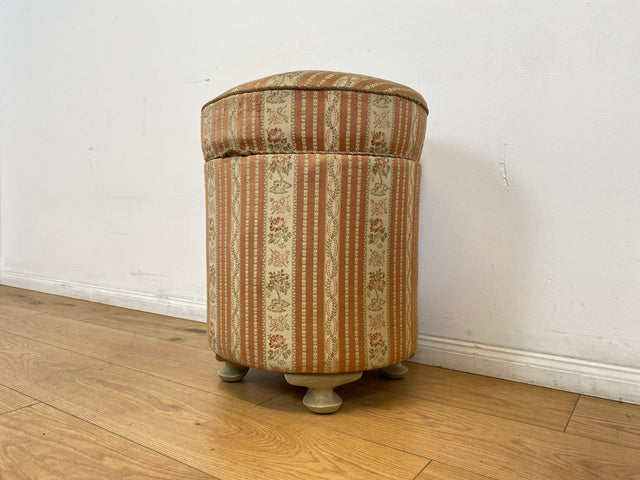 WMK # 1/2 Eleganter antiker Wäschehocker mit großem Staufach und floralem Originalbezug, um 1930 # Hocker Sitzhocker Fußhocker Truhe Taburett Pouf Sitz Sitztruhe Wäschetruhe Chippendale Barock Vintage