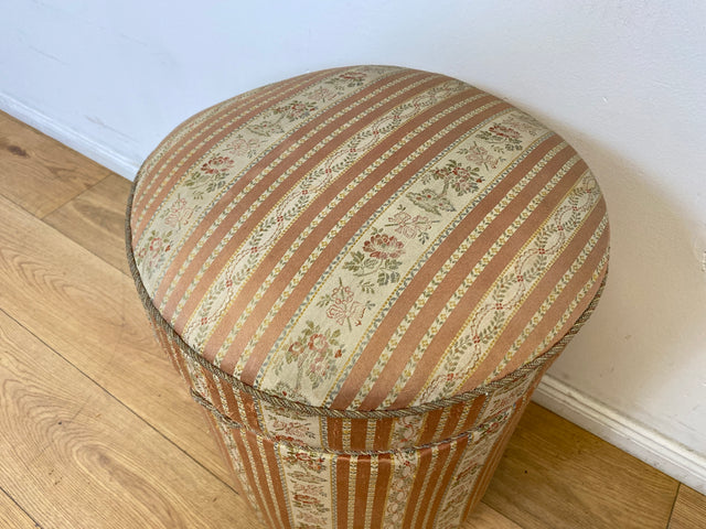WMK # 1/2 Eleganter antiker Wäschehocker mit großem Staufach und floralem Originalbezug, um 1930 # Hocker Sitzhocker Fußhocker Truhe Taburett Pouf Sitz Sitztruhe Wäschetruhe Chippendale Barock Vintage