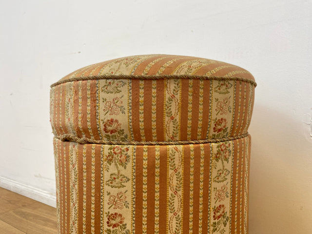WMK # 1/2 Eleganter antiker Wäschehocker mit großem Staufach und floralem Originalbezug, um 1930 # Hocker Sitzhocker Fußhocker Truhe Taburett Pouf Sitz Sitztruhe Wäschetruhe Chippendale Barock Vintage
