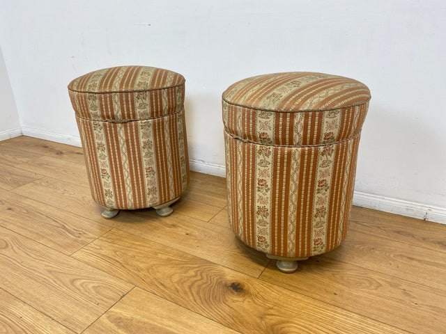 WMK # 1/2 Eleganter antiker Wäschehocker mit großem Staufach und floralem Originalbezug, um 1930 # Hocker Sitzhocker Fußhocker Truhe Taburett Pouf Sitz Sitztruhe Wäschetruhe Chippendale Barock Vintage