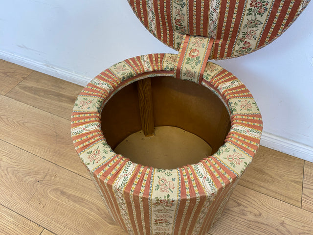 WMK # 1/2 Eleganter antiker Wäschehocker mit großem Staufach und floralem Originalbezug, um 1930 # Hocker Sitzhocker Fußhocker Truhe Taburett Pouf Sitz Sitztruhe Wäschetruhe Chippendale Barock Vintage