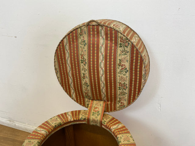 WMK # 1/2 Eleganter antiker Wäschehocker mit großem Staufach und floralem Originalbezug, um 1930 # Hocker Sitzhocker Fußhocker Truhe Taburett Pouf Sitz Sitztruhe Wäschetruhe Chippendale Barock Vintage