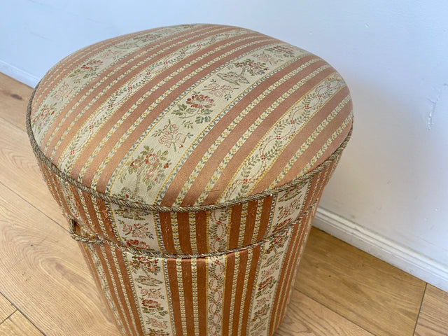 WMK # 1/2 Eleganter antiker Wäschehocker mit großem Staufach und floralem Originalbezug, um 1930 # Hocker Sitzhocker Fußhocker Truhe Taburett Pouf Sitz Sitztruhe Wäschetruhe Chippendale Barock Vintage
