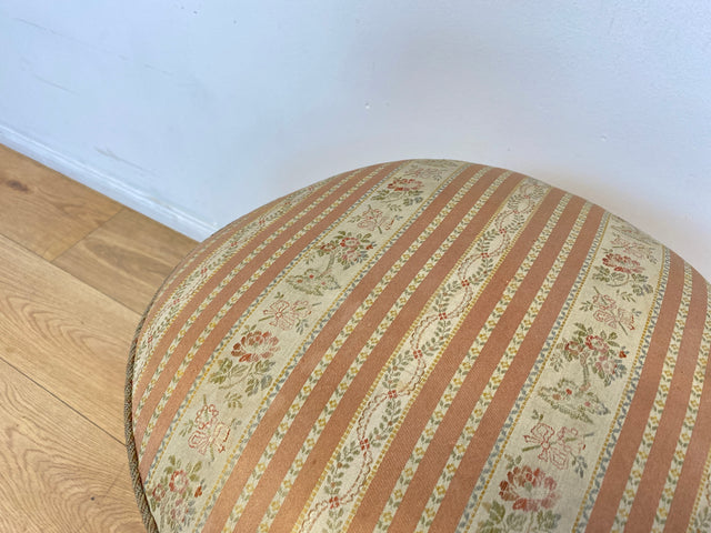 WMK # 1/2 Eleganter antiker Wäschehocker mit großem Staufach und floralem Originalbezug, um 1930 # Hocker Sitzhocker Fußhocker Truhe Taburett Pouf Sitz Sitztruhe Wäschetruhe Chippendale Barock Vintage