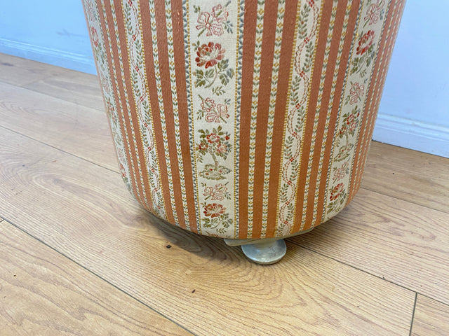 WMK # 1/2 Eleganter antiker Wäschehocker mit großem Staufach und floralem Originalbezug, um 1930 # Hocker Sitzhocker Fußhocker Truhe Taburett Pouf Sitz Sitztruhe Wäschetruhe Chippendale Barock Vintage