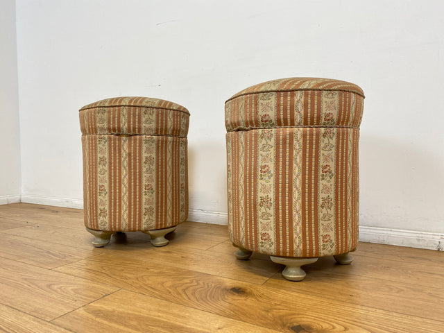 WMK # 1/2 Eleganter antiker Wäschehocker mit großem Staufach und floralem Originalbezug, um 1930 # Hocker Sitzhocker Fußhocker Truhe Taburett Pouf Sitz Sitztruhe Wäschetruhe Chippendale Barock Vintage