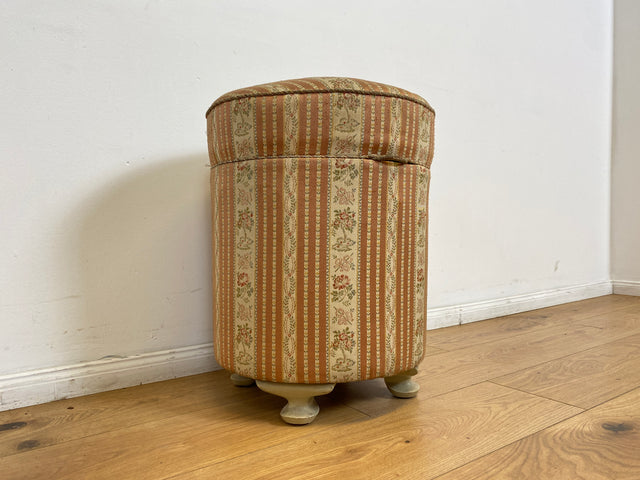 WMK # 1/2 Eleganter antiker Wäschehocker mit großem Staufach und floralem Originalbezug, um 1930 # Hocker Sitzhocker Fußhocker Truhe Taburett Pouf Sitz Sitztruhe Wäschetruhe Chippendale Barock Vintage