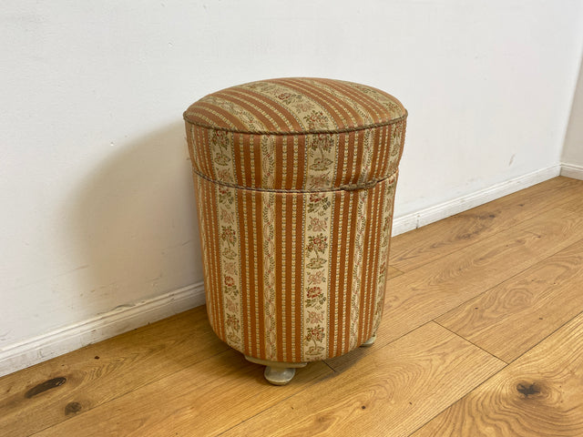 WMK # 1/2 Eleganter antiker Wäschehocker mit großem Staufach und floralem Originalbezug, um 1930 # Hocker Sitzhocker Fußhocker Truhe Taburett Pouf Sitz Sitztruhe Wäschetruhe Chippendale Barock Vintage