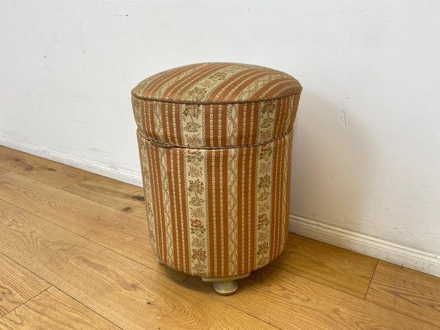 WMK # 1/2 Eleganter antiker Wäschehocker mit großem Staufach und floralem Originalbezug, um 1930 # Hocker Sitzhocker Fußhocker Truhe Taburett Pouf Sitz Sitztruhe Wäschetruhe Chippendale Barock Vintage