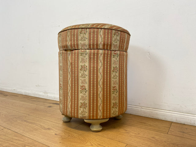 WMK # 1/2 Eleganter antiker Wäschehocker mit großem Staufach und floralem Originalbezug, um 1930 # Hocker Sitzhocker Fußhocker Truhe Taburett Pouf Sitz Sitztruhe Wäschetruhe Chippendale Barock Vintage