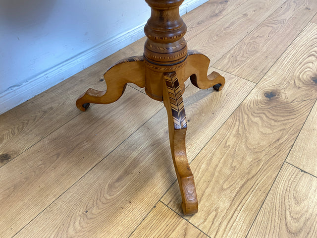 WMK I Eleganter antiker italienischer Sorrento Tisch I 1880-1900 I aufwendige Intarsien mit Sternrosette I gedrechselte Dreifuß Säule