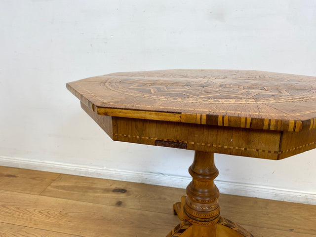 WMK I Eleganter antiker italienischer Sorrento Tisch I 1880-1900 I aufwendige Intarsien mit Sternrosette I gedrechselte Dreifuß Säule