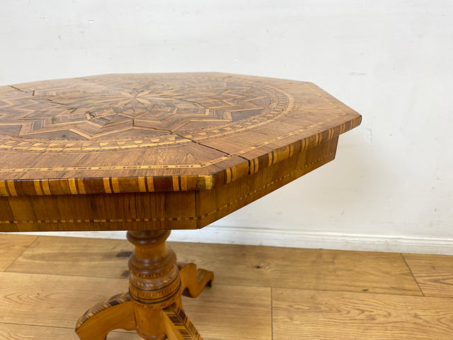 WMK I Eleganter antiker italienischer Sorrento Tisch I 1880-1900 I aufwendige Intarsien mit Sternrosette I gedrechselte Dreifuß Säule