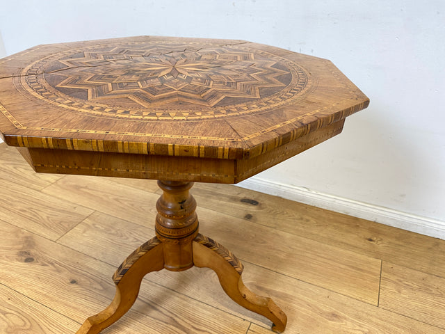 WMK I Eleganter antiker italienischer Sorrento Tisch I 1880-1900 I aufwendige Intarsien mit Sternrosette I gedrechselte Dreifuß Säule