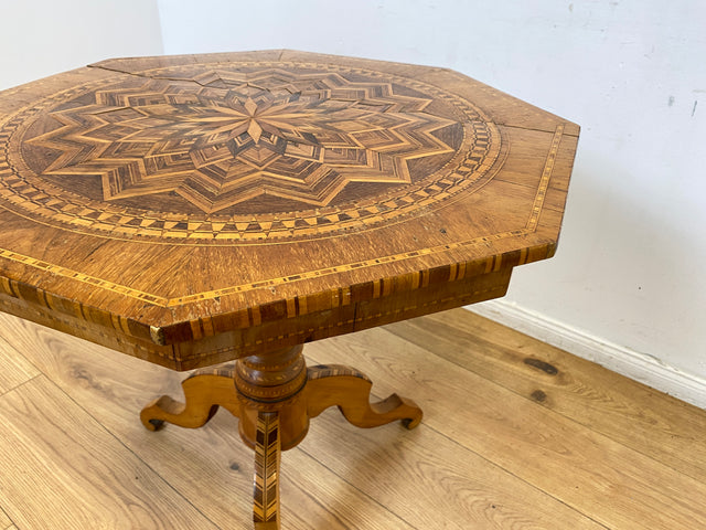 WMK I Eleganter antiker italienischer Sorrento Tisch I 1880-1900 I aufwendige Intarsien mit Sternrosette I gedrechselte Dreifuß Säule