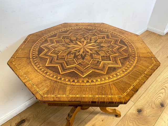 WMK I Eleganter antiker italienischer Sorrento Tisch I 1880-1900 I aufwendige Intarsien mit Sternrosette I gedrechselte Dreifuß Säule