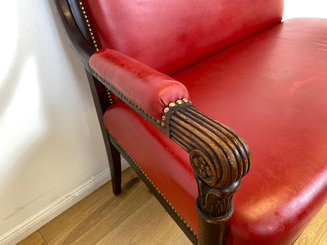 WMK # Sehr elegantes und gut erhaltenes antikes 2er Sofa mit späterem rotem Leder Bezug und handverziertem Holzrahmen # Couch 2-Sitzer Bank Sitzbank Küchenbank Ledersofa Ledercouch Jugendstil Vintage