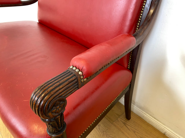 WMK # Sehr elegantes und gut erhaltenes antikes 2er Sofa mit späterem rotem Leder Bezug und handverziertem Holzrahmen # Couch 2-Sitzer Bank Sitzbank Küchenbank Ledersofa Ledercouch Jugendstil Vintage