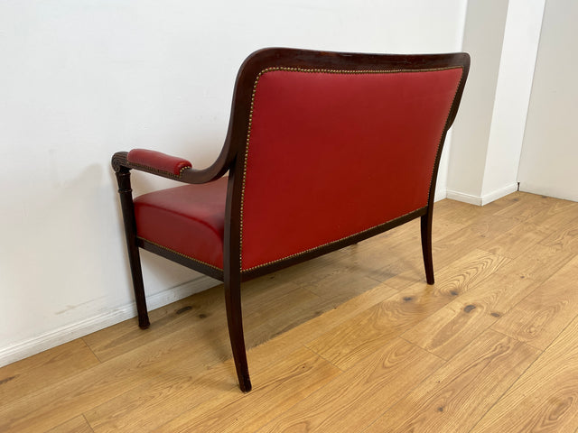 WMK # Sehr elegantes und gut erhaltenes antikes 2er Sofa mit späterem rotem Leder Bezug und handverziertem Holzrahmen # Couch 2-Sitzer Bank Sitzbank Küchenbank Ledersofa Ledercouch Jugendstil Vintage