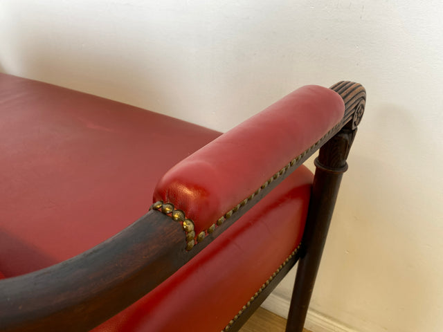 WMK # Sehr elegantes und gut erhaltenes antikes 2er Sofa mit späterem rotem Leder Bezug und handverziertem Holzrahmen # Couch 2-Sitzer Bank Sitzbank Küchenbank Ledersofa Ledercouch Jugendstil Vintage
