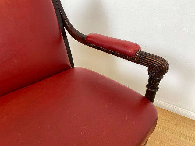 WMK # Sehr elegantes und gut erhaltenes antikes 2er Sofa mit späterem rotem Leder Bezug und handverziertem Holzrahmen # Couch 2-Sitzer Bank Sitzbank Küchenbank Ledersofa Ledercouch Jugendstil Vintage