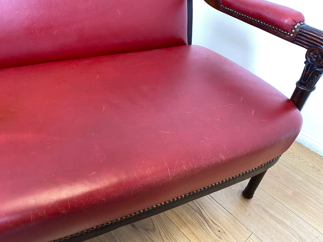 WMK # Sehr elegantes und gut erhaltenes antikes 2er Sofa mit späterem rotem Leder Bezug und handverziertem Holzrahmen # Couch 2-Sitzer Bank Sitzbank Küchenbank Ledersofa Ledercouch Jugendstil Vintage