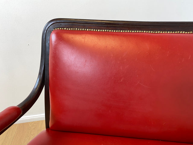 WMK # Sehr elegantes und gut erhaltenes antikes 2er Sofa mit späterem rotem Leder Bezug und handverziertem Holzrahmen # Couch 2-Sitzer Bank Sitzbank Küchenbank Ledersofa Ledercouch Jugendstil Vintage