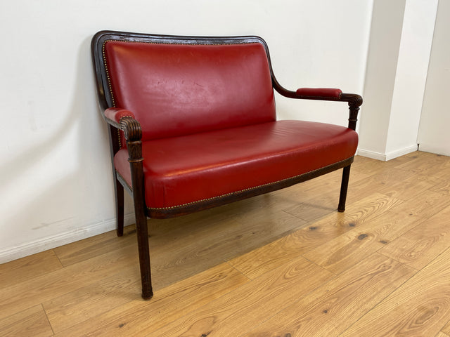 WMK # Sehr elegantes und gut erhaltenes antikes 2er Sofa mit späterem rotem Leder Bezug und handverziertem Holzrahmen # Couch 2-Sitzer Bank Sitzbank Küchenbank Ledersofa Ledercouch Jugendstil Vintage
