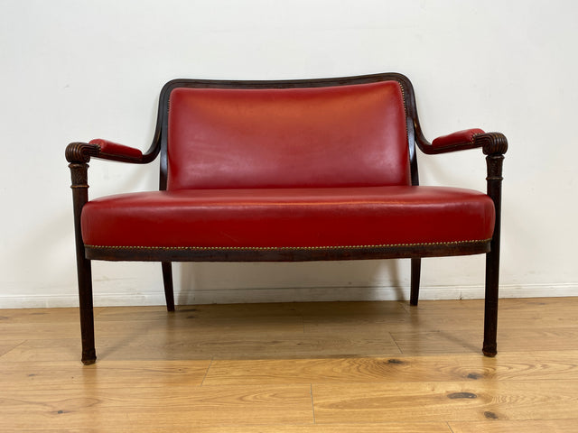 WMK # Sehr elegantes und gut erhaltenes antikes 2er Sofa mit späterem rotem Leder Bezug und handverziertem Holzrahmen # Couch 2-Sitzer Bank Sitzbank Küchenbank Ledersofa Ledercouch Jugendstil Vintage