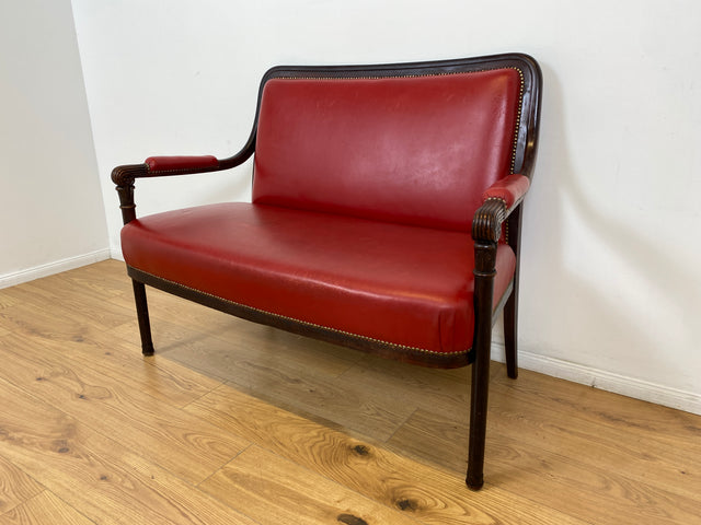 WMK # Sehr elegantes und gut erhaltenes antikes 2er Sofa mit späterem rotem Leder Bezug und handverziertem Holzrahmen # Couch 2-Sitzer Bank Sitzbank Küchenbank Ledersofa Ledercouch Jugendstil Vintage