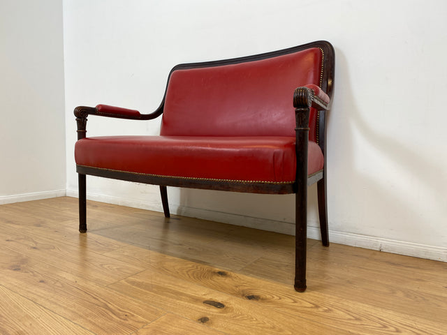 WMK # Sehr elegantes und gut erhaltenes antikes 2er Sofa mit späterem rotem Leder Bezug und handverziertem Holzrahmen # Couch 2-Sitzer Bank Sitzbank Küchenbank Ledersofa Ledercouch Jugendstil Vintage