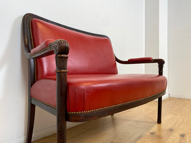 WMK # Sehr elegantes und gut erhaltenes antikes 2er Sofa mit späterem rotem Leder Bezug und handverziertem Holzrahmen # Couch 2-Sitzer Bank Sitzbank Küchenbank Ledersofa Ledercouch Jugendstil Vintage